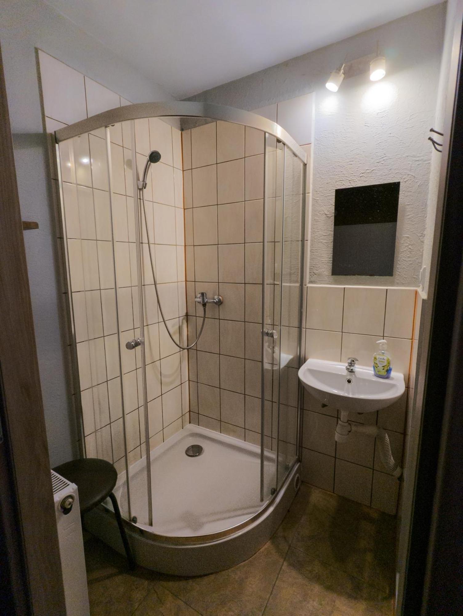 Pokoje Goscinne "U Karola" Pracownicze Ścinawa エクステリア 写真